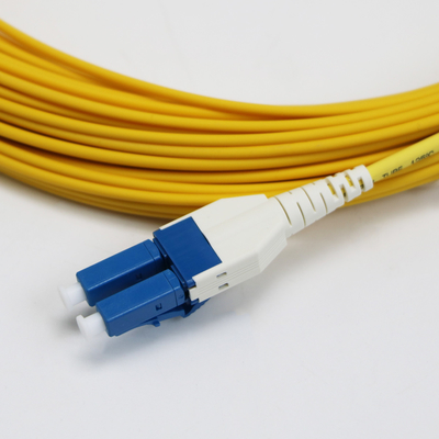 कम हानि एलसी यूनिबूट डुप्लेक्स सिंगलमोड G657.A1 BendInsensitive डुप्लेक्स 2mm LSZH 0.15dB येलो फाइबर पैच कॉर्ड