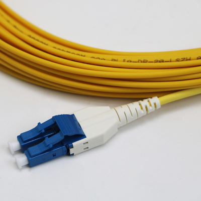 कम हानि एलसी यूनिबूट डुप्लेक्स सिंगलमोड G657.A1 BendInsensitive डुप्लेक्स 2mm LSZH 0.15dB येलो फाइबर पैच कॉर्ड