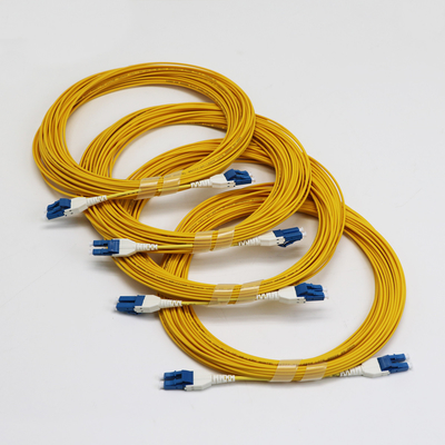 कम हानि एलसी यूनिबूट डुप्लेक्स सिंगलमोड G657.A1 BendInsensitive डुप्लेक्स 2mm LSZH 0.15dB येलो फाइबर पैच कॉर्ड
